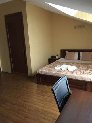 Отель Danisimo Hotel Тбилиси Стандартный двухместный номер с 1 кроватью или 2 отдельными кроватями-9